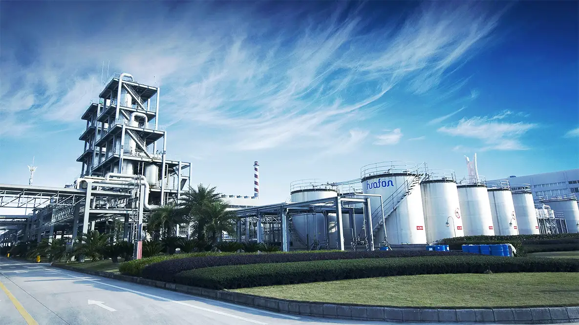 清洁能源气体工厂外景，现代化工业建筑，蓝天白云背景，绿色植被环绕，体现环保理念