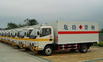 清洁能源气体工厂外景，现代化工业建筑，蓝天白云背景，绿色植被环绕，体现环保理念