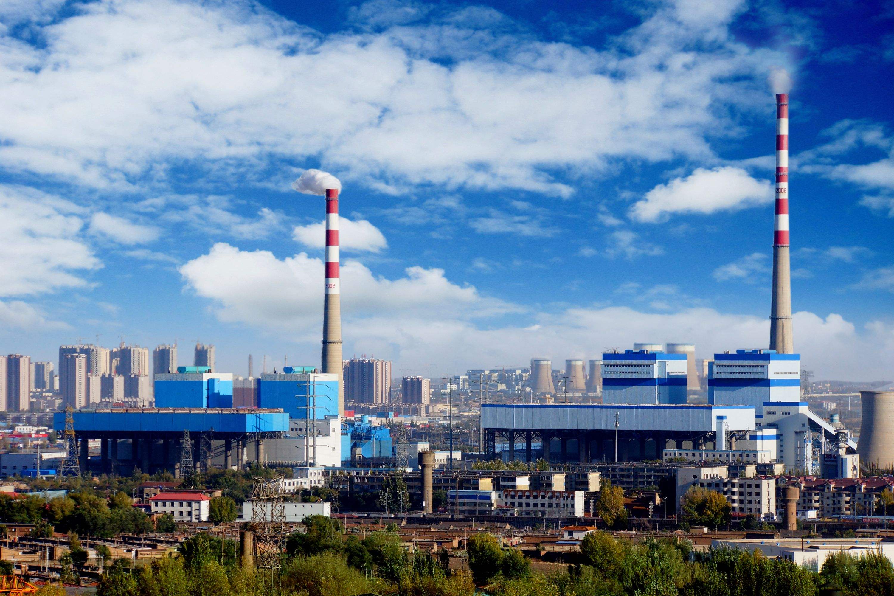 多个应用场景组合图，包括钢铁厂、电子车间、医院、新能源设施等，体现气体产品的广泛应用