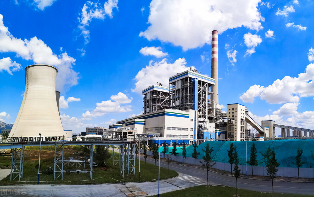 清洁能源气体工厂外景，现代化工业建筑，蓝天白云背景，绿色植被环绕，体现环保理念