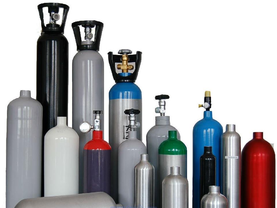 实验室中的特种气体钢瓶，精密仪表设备，科研人员操作，体现高精度专业性