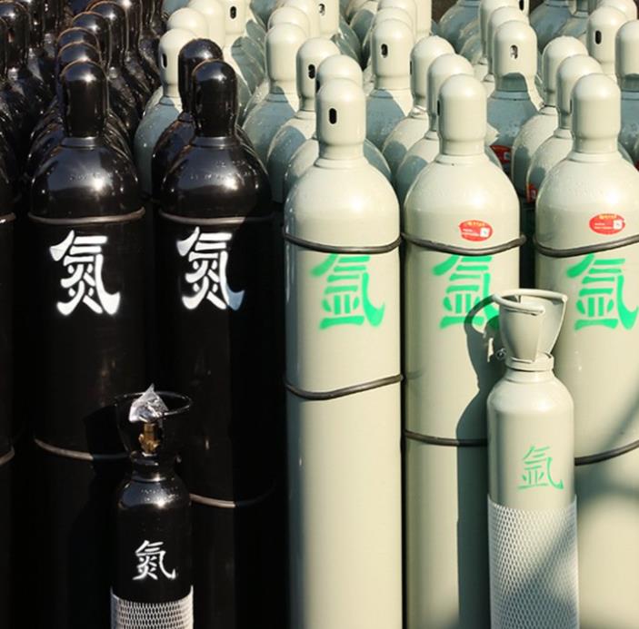 工业气体储罐排列整齐，银色金属质感，管道连接，体现现代化工业设施